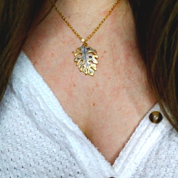 Natural carved Shell fall leaf necklace - Picture 2 of 4